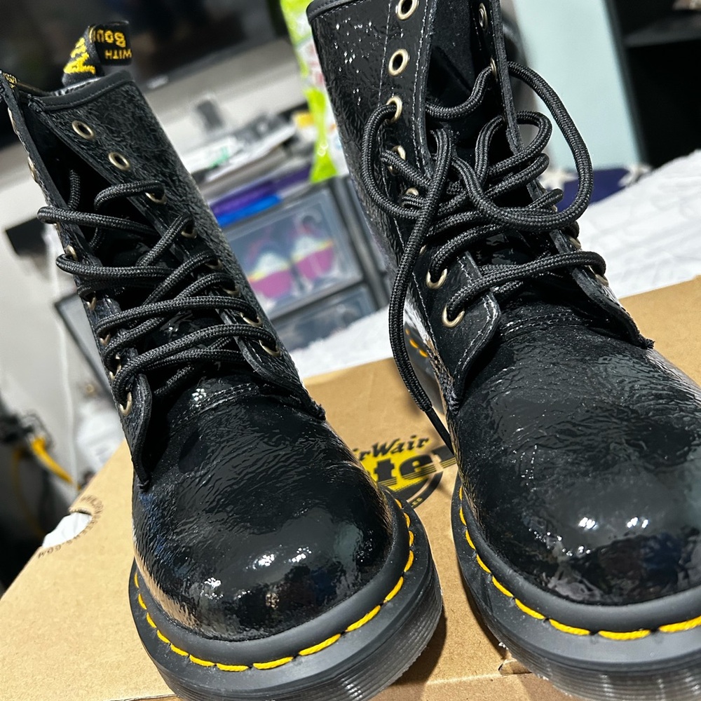 Size 6 fits like a women’s size 7 brand new never worn